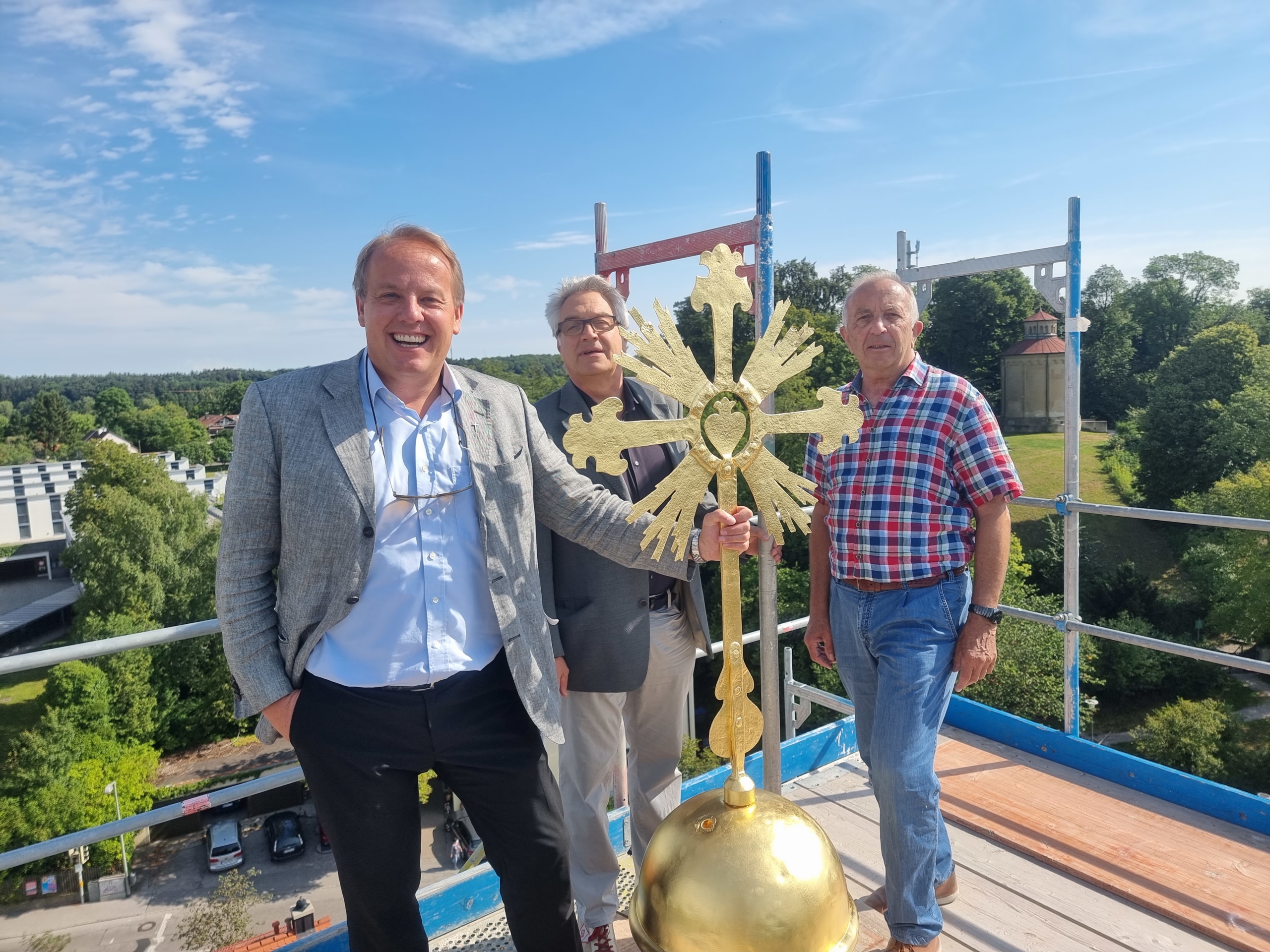 Stadtpfarrer Dr. Andreas Jall, Architekt Hr.  Ricco Johanson sowie der Kirchenpfleger Wolfgang Wittmann stolz am neuen Turmkreuz von St. Stefan