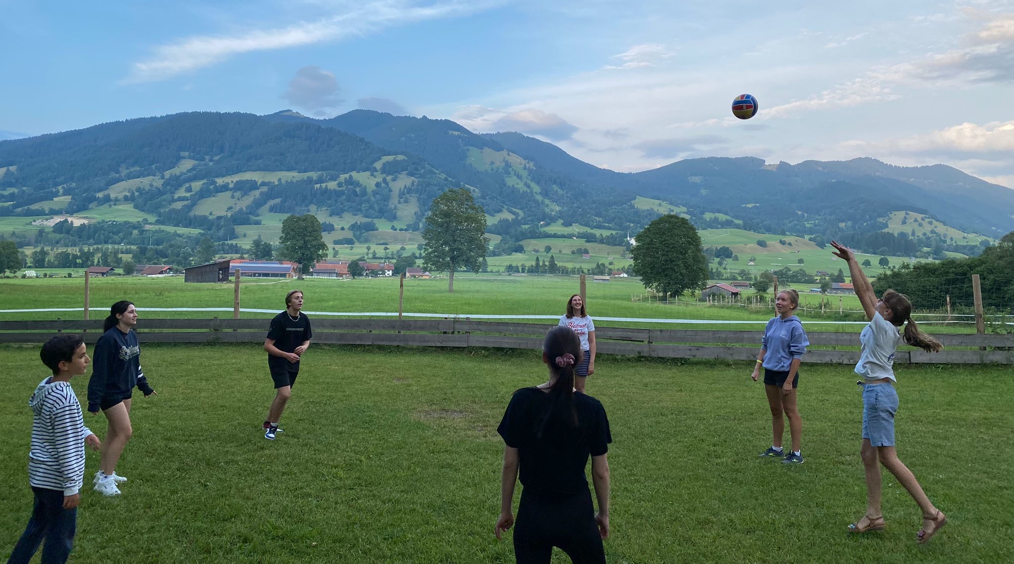 Volleyballspielen vor wunderbarem Alpenpanorama
